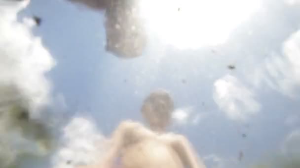 Chlapec se koupe v řece — Stock video
