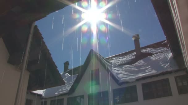 Ontdooien ijspegels tegen blauwe hemel — Stockvideo