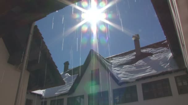 Tauende Eiszapfen gegen blauen Himmel — Stockvideo