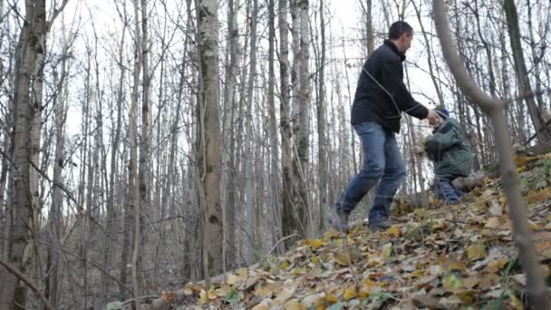 Vater und Sohn spielen im Wald — Stockvideo