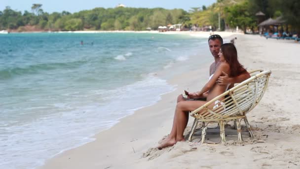 Älskade par på stranden — Stockvideo