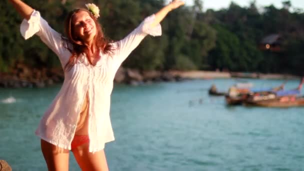 Flicka på resort i en klänning på bakgrund av vikarna på ön phi phi don — Stockvideo