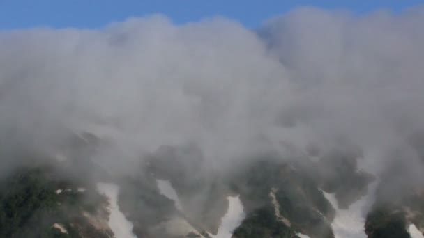 Вулкан и облака — стоковое видео