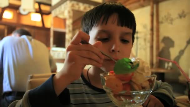 Niño en la cafetería — Vídeos de Stock