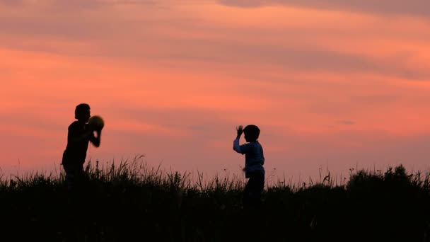 Les enfants lancent une balle, lever du soleil — Video