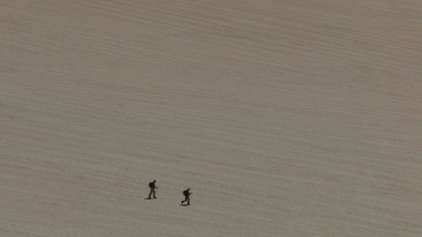 Tourists go on a glacier — Stock Video