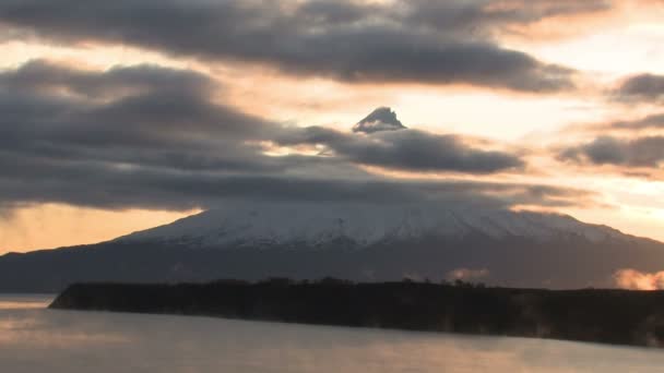 Volcán y nubes — Vídeos de Stock