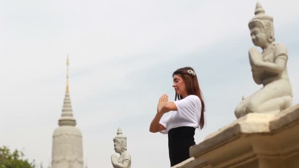 Привлекательная женщина за пределами храма Тай — стоковое видео