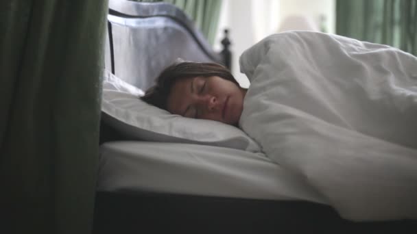 Retrato de una joven durmiendo en una almohada — Vídeos de Stock