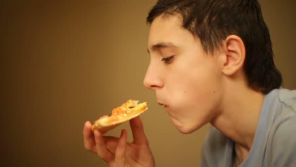 Молодий хлопчик їсть бутерброд — стокове відео