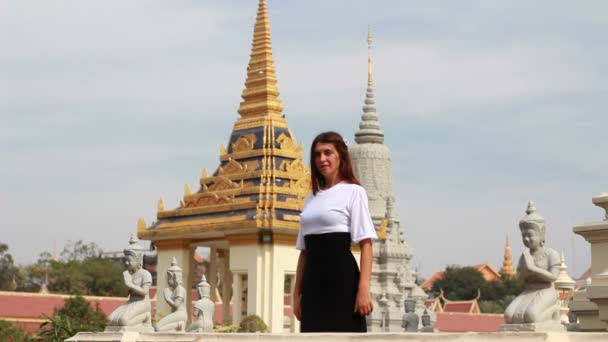 Attractive woman outside thai temple — Stock Video