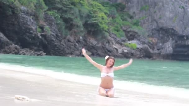 Belle femme sur la plage. — Video