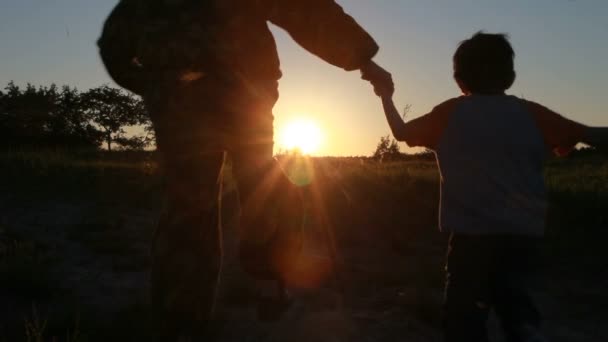 Padre e figlio che giocano fuori — Video Stock