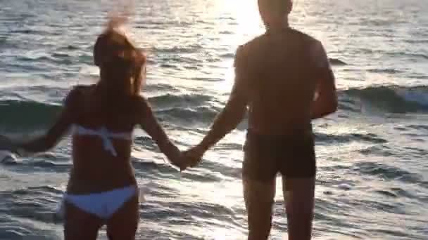 在海滩上爱的夫妻 — 图库视频影像
