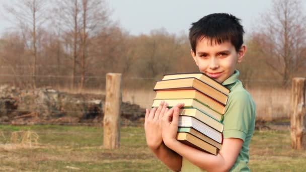 Szczęśliwy chłopiec z książki — Wideo stockowe