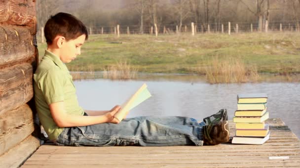 Счастливый мальчик с книгой — стоковое видео