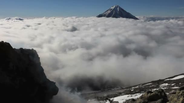 Пропасть времени, горы, облака — стоковое видео