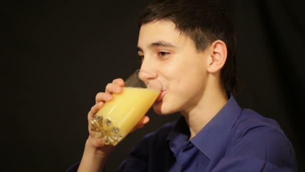 Pojke drycker juice — Stockvideo
