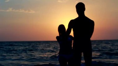 Kumsalda sevgi dolu bir çift