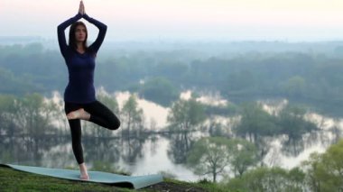 yeşil park arka plan üzerinde Yoga kadın