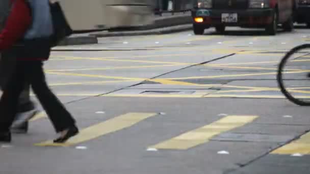 Движущиеся машины проходят по городской улице. — стоковое видео