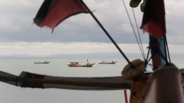 Barco de pesca, el mar — Vídeo de stock