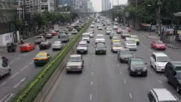 Los coches de movimiento pasan por la calle de la ciudad — Vídeo de stock