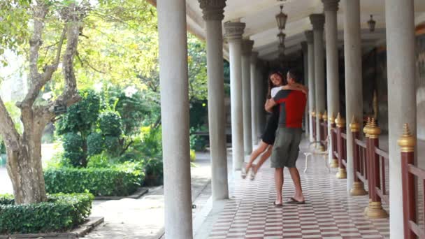 Young couple in the temples of Phnom Penh — Stock Video