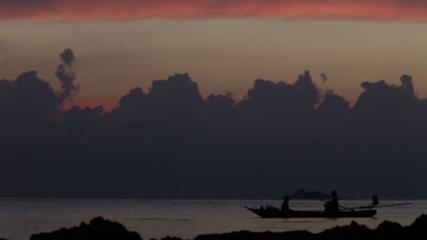 Barco de pesca, o mar — Vídeo de Stock