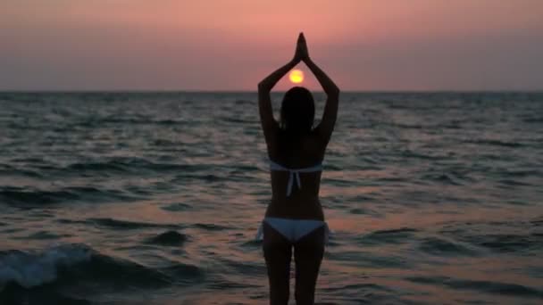 Silhuetten av en kvinna yoga på havet solnedgång. — Stockvideo