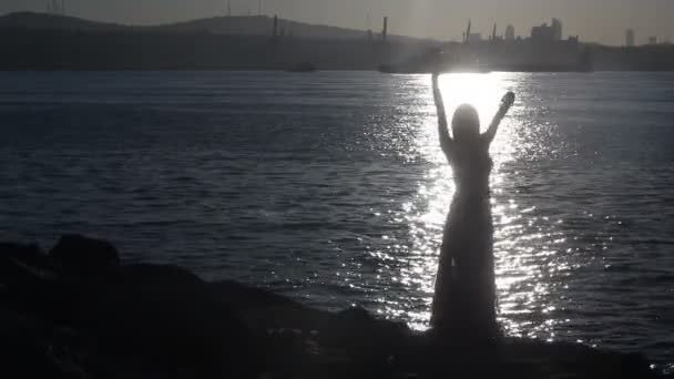 Mujer feliz bailando en la playa al atardecer con fondo marino — Vídeos de Stock