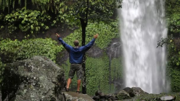 瀑布、 男人、 旅程 — 图库视频影像