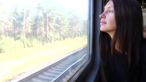 女人看起来和火车窗外 — 图库视频影像