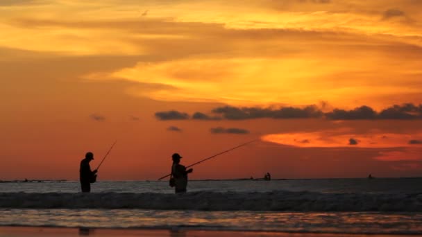 Pescarul, apusul soarelui, marea, soarele — Videoclip de stoc