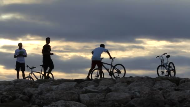 Silhouette de motard au lever du soleil — Video