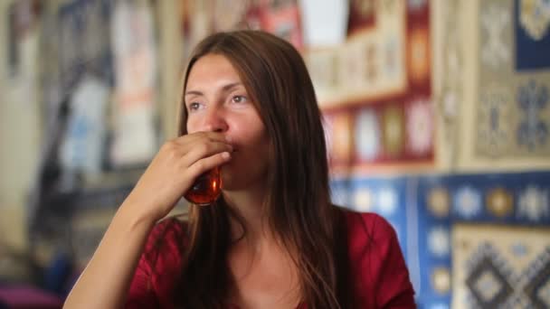 カフェで若い女性 — ストック動画