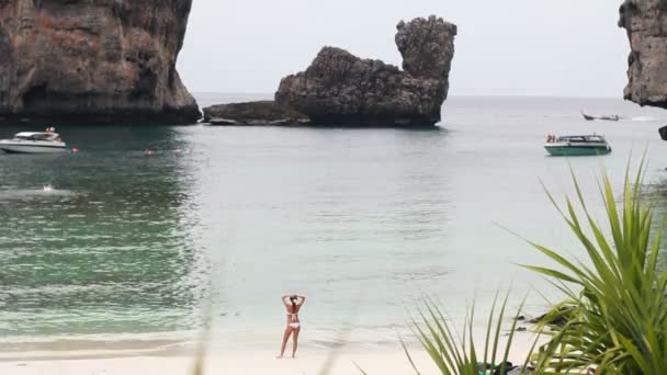 Hermosa mujer en la playa. — Vídeos de Stock