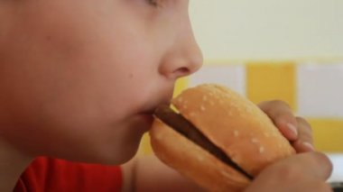 genç çocuk bir sandviç yeme