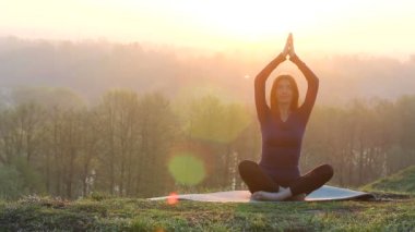 yeşil park arka plan üzerinde Yoga kadın