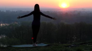 güzel bir genç kadın çim yama üzerinde meditasyon