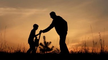 Baba oğul ağaç dikiyorlar..