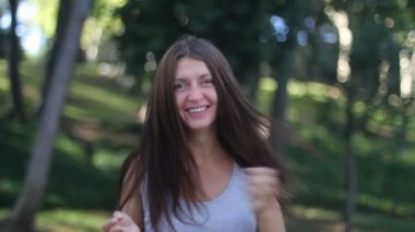 Kız onu saç tarama