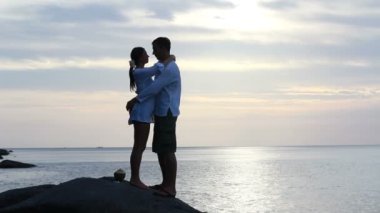 Kumsalda sevgi dolu bir çift