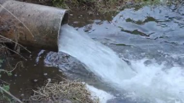 endüstriyel su borusu nehir içine