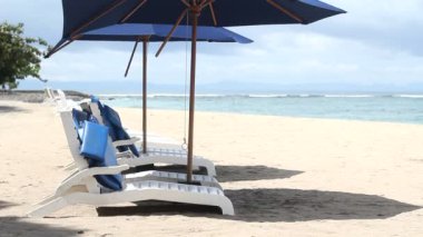 Deniz, sakin ol, sandalyeler