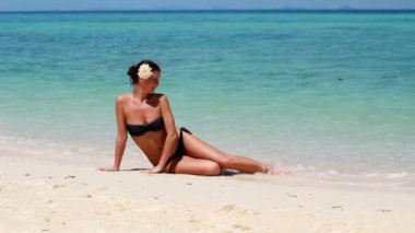 Sahilde güzel bir kadın.