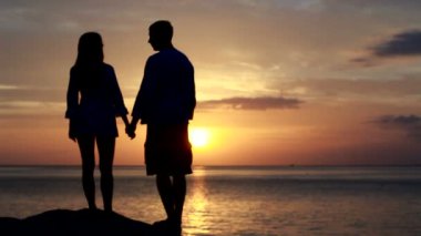 Kumsalda sevgi dolu bir çift