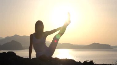 Yoga egzersiz yaparak ince genç kadın.