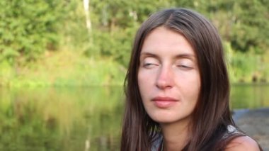 Gölün yanında genç kadın