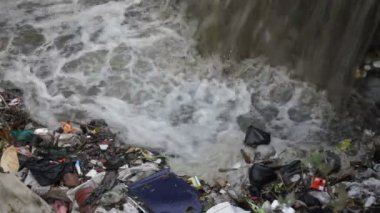atık ve nehir
